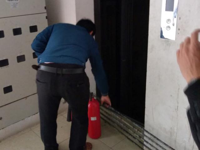 Tin tức trong ngày - Suýt bước vào thang máy không có... cabin