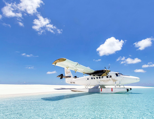 Du khách bay sẽ di chuyển từ sân bay Quốc tế Malé và sau đó bay đến khu nghỉ mát trong khoảng 40 phút, bằng phi cơ riêng
