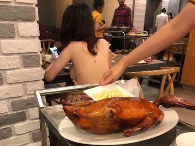 Bạn trẻ - Cuộc sống - Bức ảnh cô gái phía sau món vịt quay khiến dân tình nhức mắt
