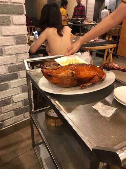 Bức ảnh cô gái phía sau món vịt quay khiến dân tình nhức mắt - 1