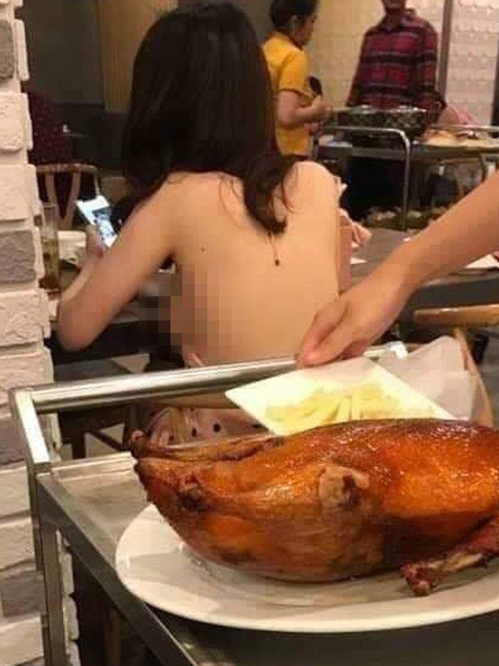 Bức ảnh cô gái phía sau món vịt quay khiến dân tình nhức mắt - 2