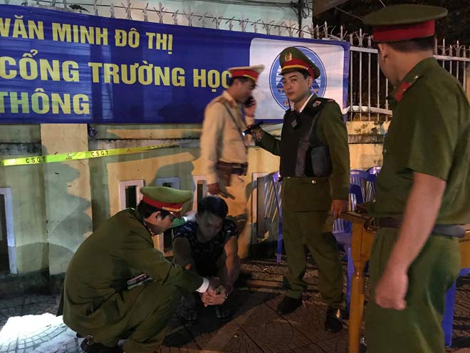 Nhóm thanh niên phê thuốc lắc thuê taxi đi “cổ vũ bóng đá” - 1