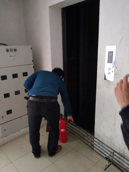 Suýt bước vào thang máy không có... cabin - 2