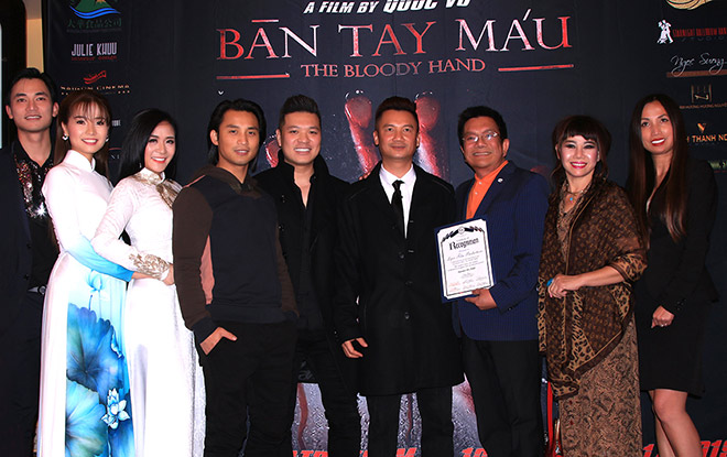 Đạo diễn Quốc Võ được tặng bằng khen trong đêm ra mắt phim Bàn Tay Máu - 2