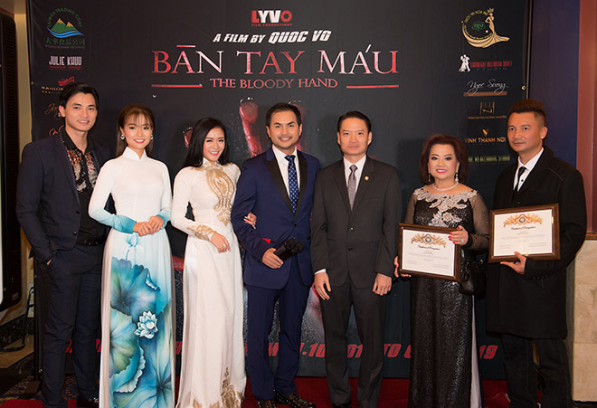Đạo diễn Quốc Võ được tặng bằng khen trong đêm ra mắt phim Bàn Tay Máu - 1