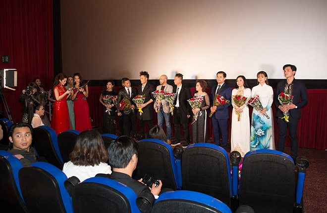 Đạo diễn Quốc Võ được tặng bằng khen trong đêm ra mắt phim Bàn Tay Máu - 3