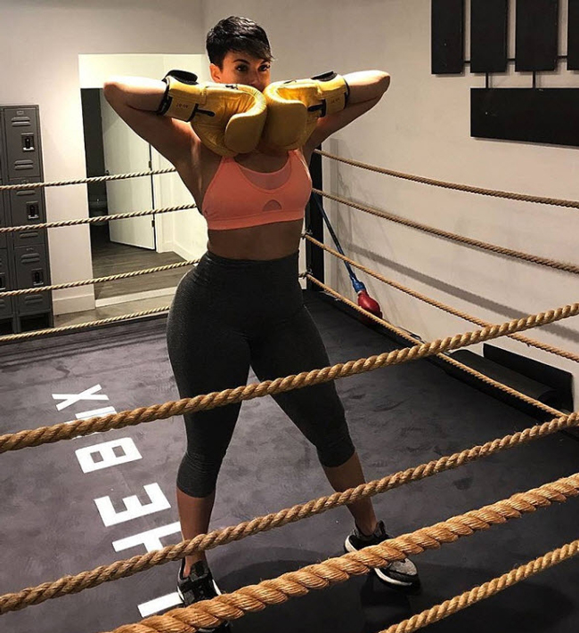 Cô nàng 25 tuổi cũng thường xuyên luyện boxing.
