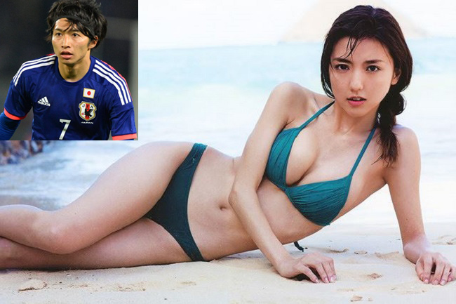 Gaku Shibasaki là tiền về xuất sắc của tuyển Nhật đang thi đấu Asian Cup 2019 (tuyển Nhật là đối thủ đáng gờm của Việt Nam ở vòng tứ kết). Anh chàng này trước đó từng thi đấu World Cup 2018, được fan khen không ngớt lời tài năng thi đấu. Về đời tư, Gaku Shibasaki khiến bao đồng đội ghen tị khi cưới được cô vợ xinh đẹp - Erina Mano.
 