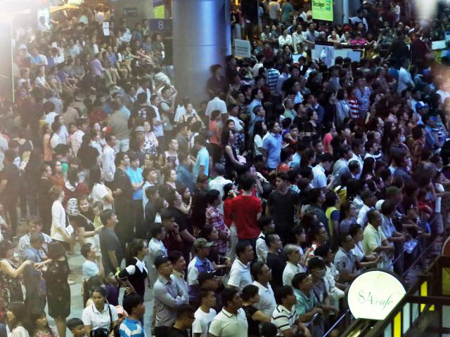 Tin tức trong ngày - Một Việt kiều về nước cả chục người đến đón, sân bay đông nghẹt lúc nửa đêm