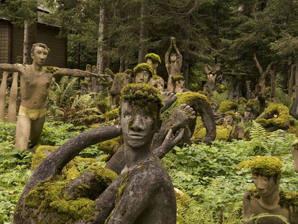Công viên kỳ dị nhất thế giới, hàng trăm bức tượng khỏa thân nằm la liệt - 1