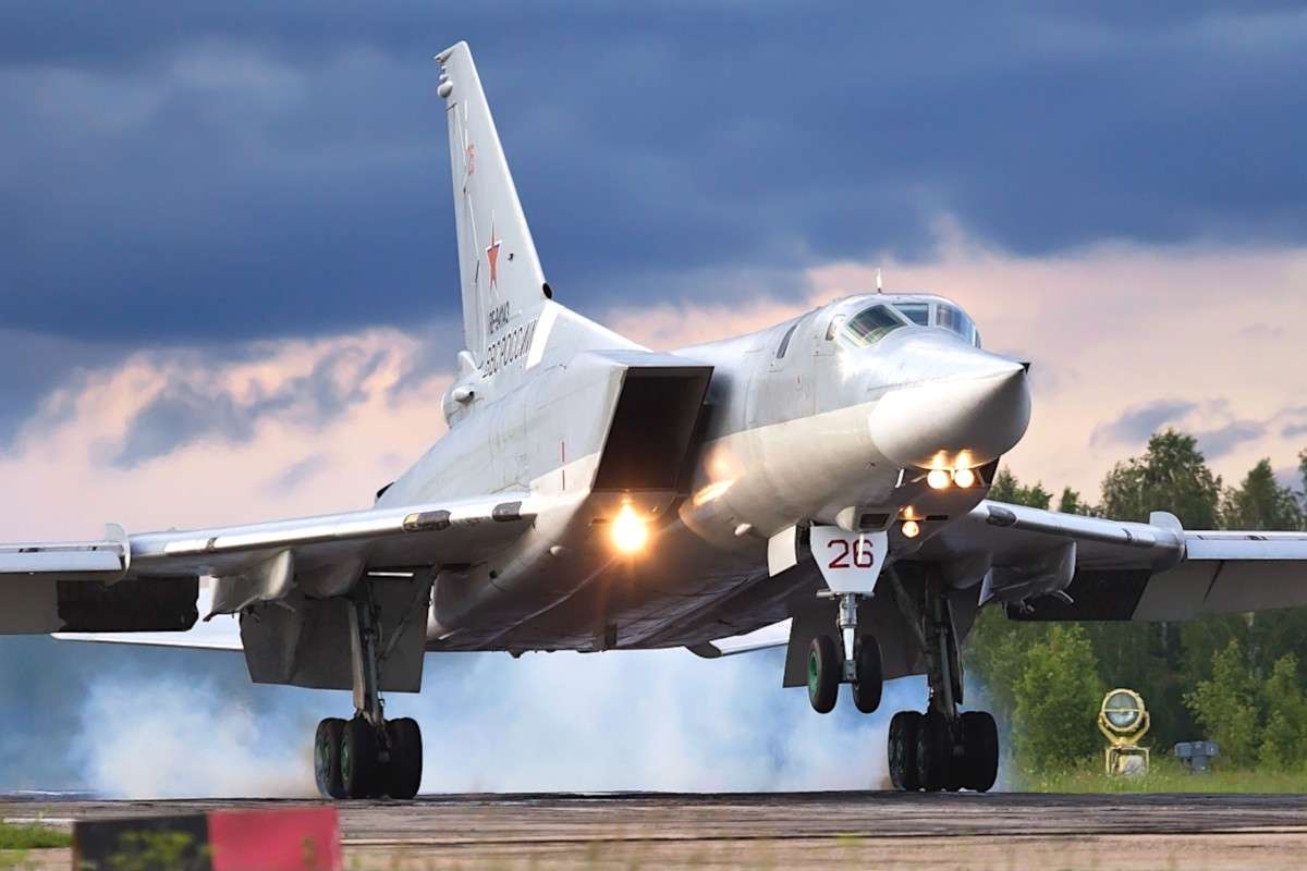 Nga: Oanh tạc cơ chiến lược Tu-22M3 lao xuống đất vỡ nát - 1