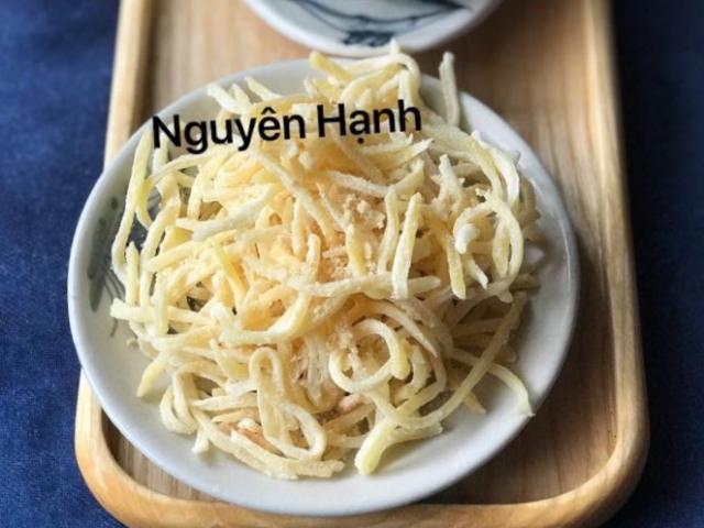 Ẩm thực - Cận Tết chị em mầy mò làm món mứt khoai tây giòn ngọt đãi khách