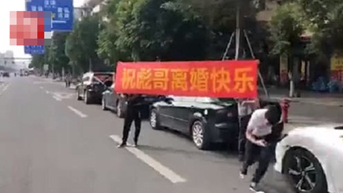 Ly hôn, người đàn ông tổ chức ăn mừng hoành tráng không khác gì đám cưới - 3