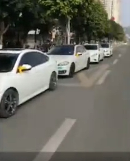 Ly hôn, người đàn ông tổ chức ăn mừng hoành tráng không khác gì đám cưới - 2