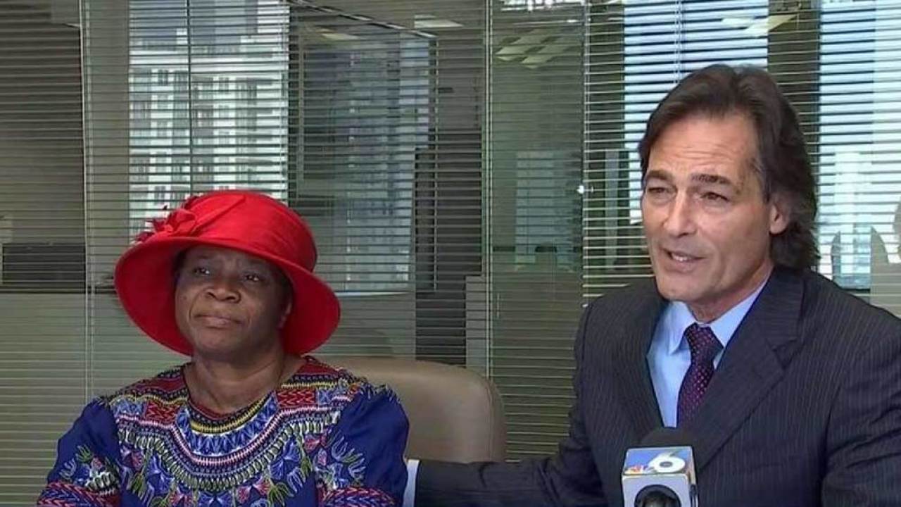 Khách sạn phải bồi thường 21 triệu USD vì bắt nhân viên rửa bát vào chủ nhật - 1