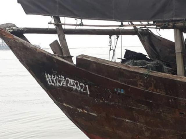 Tàu lạ có ký hiệu nước ngoài trôi dạt vào bờ biển Hà Tĩnh