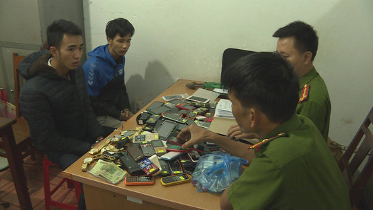 Đôi tình nhân trộm cả bao tải điện thoại, đồng hồ đeo tay - 2