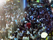 Tin tức trong ngày - Một Việt kiều về nước cả chục người đến đón, sân bay đông nghẹt lúc nửa đêm