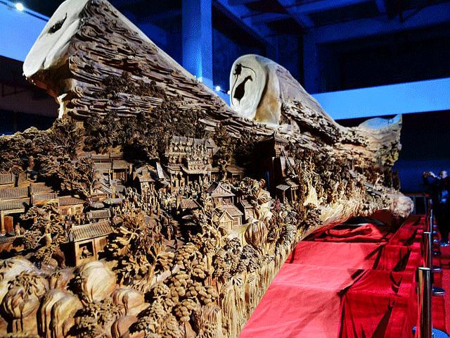 Media - Chiêm ngưỡng tác phẩm điêu khắc trên thân cây long não 1.000 năm tuổi