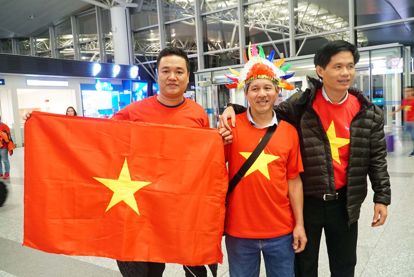Fan “nhuộm đỏ” sân bay Tân Sơn Nhất sang UAE “tiếp lửa” cho tuyển Việt Nam - 1