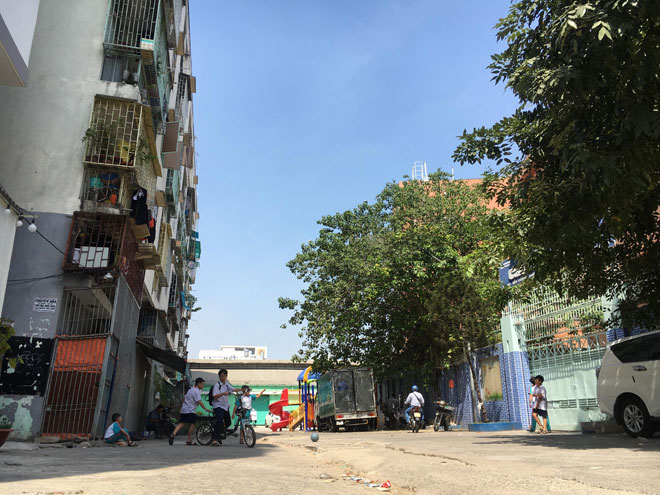 Chung cư ở trung tâm Sài Gòn bị nghiêng, dân di dời khẩn cấp trong đêm - 1
