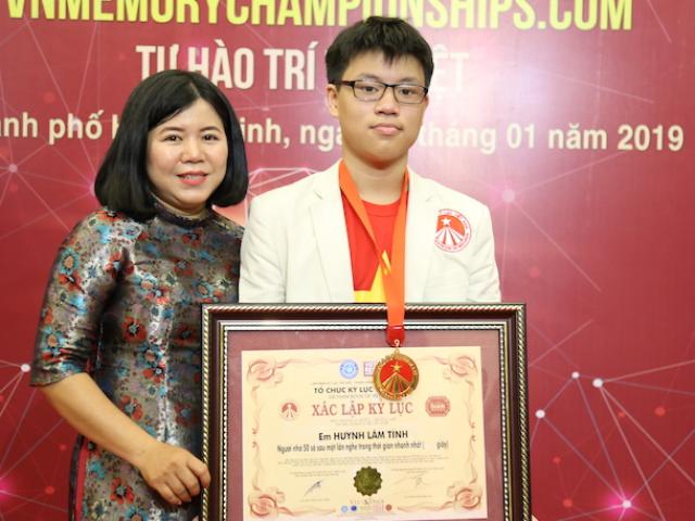 Tin tức trong ngày - Clip: Kinh ngạc “thần đồng” chỉ nghe và đọc lại ngay dãy chữ số dài ngoằng