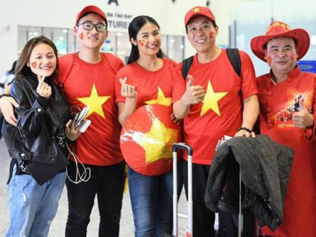 Ca nhạc - MTV - Hoa hậu, MC "đỏ rực" sân bay Dubai để cổ vũ VN trước trận gặp Nhật