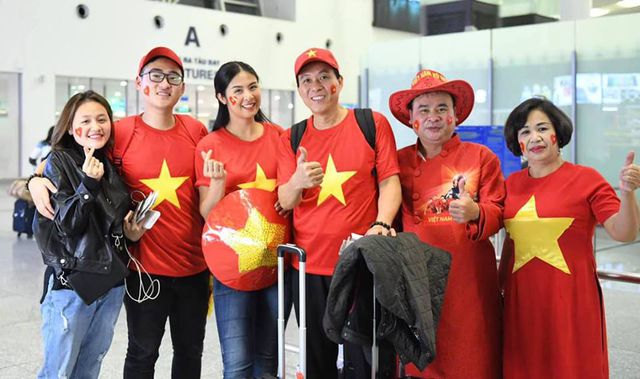 Hoa hậu, MC &#34;đỏ rực&#34; sân bay Dubai để cổ vũ VN trước trận gặp Nhật - 1