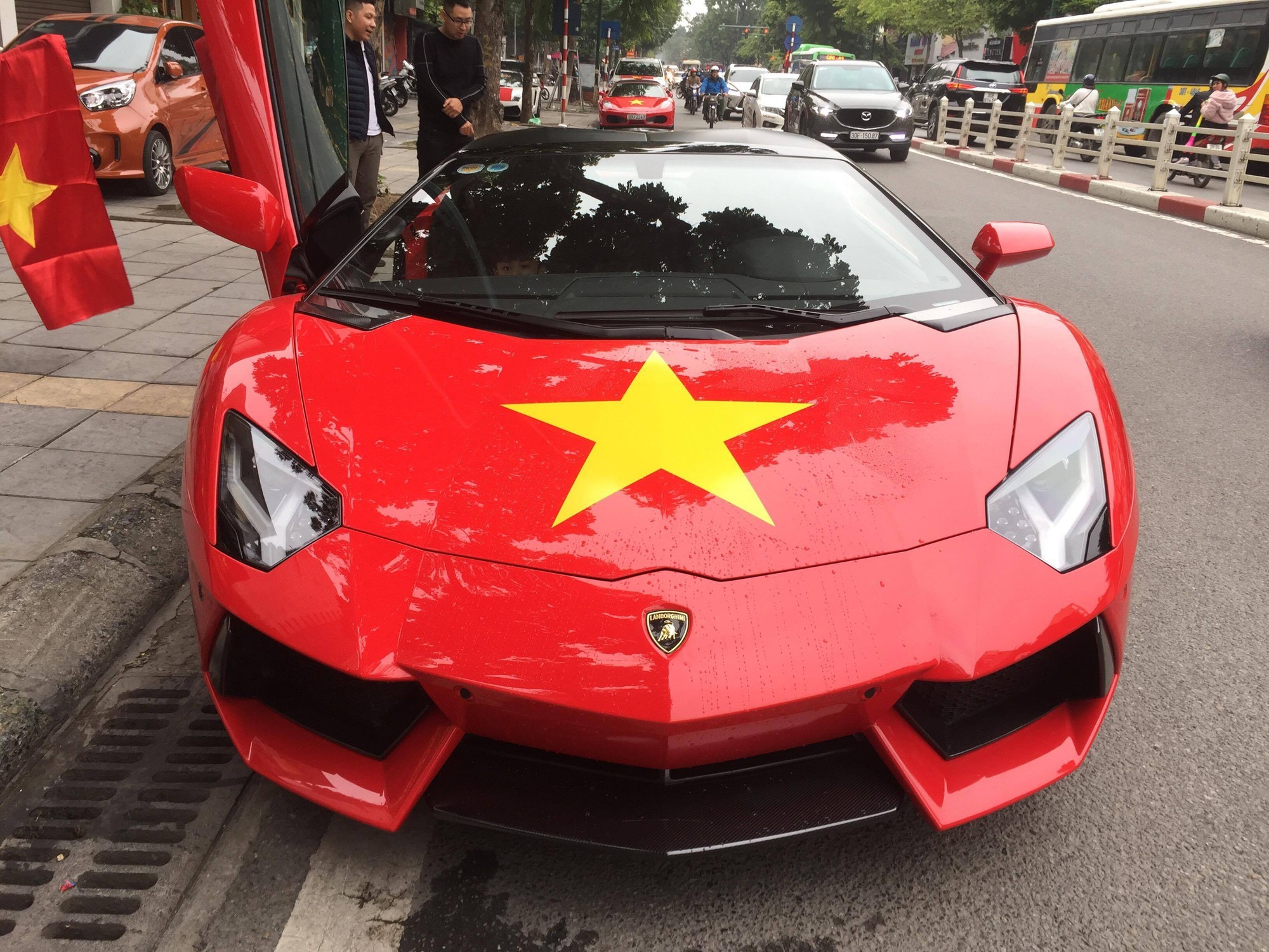 Choáng với dàn "siêu xe" của sao Việt từng xuống đường đi bão mừng Việt Nam - 3