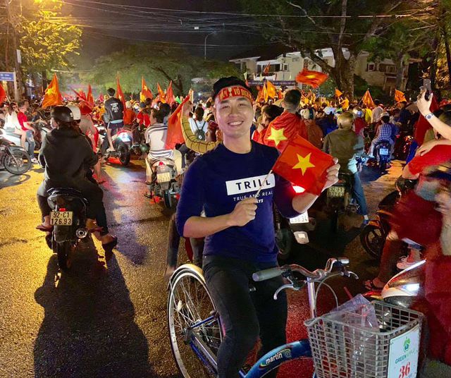 Choáng với dàn "siêu xe" của sao Việt từng xuống đường đi bão mừng Việt Nam - 7