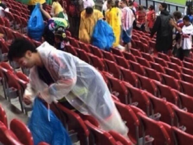 CĐV Nhật Bản sai khi nhặt rác ở sân bóng nước ngoài?