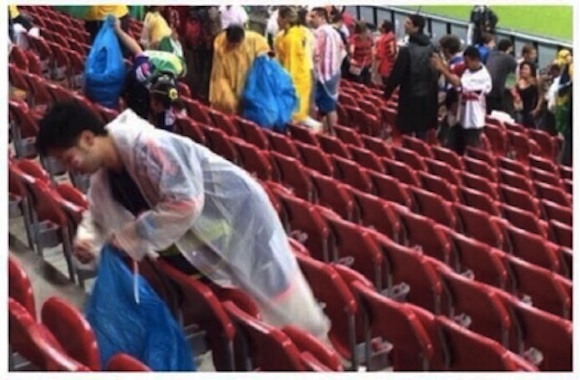 CĐV Nhật Bản sai khi nhặt rác ở sân bóng nước ngoài? - 1