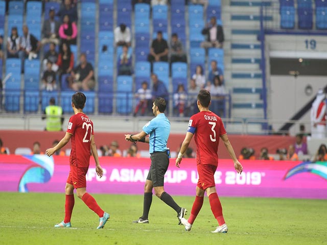 Bóng đá - Choáng váng: ĐT Việt Nam nghẹt thở nhờ "vua trọng tài" VAR cứu thua