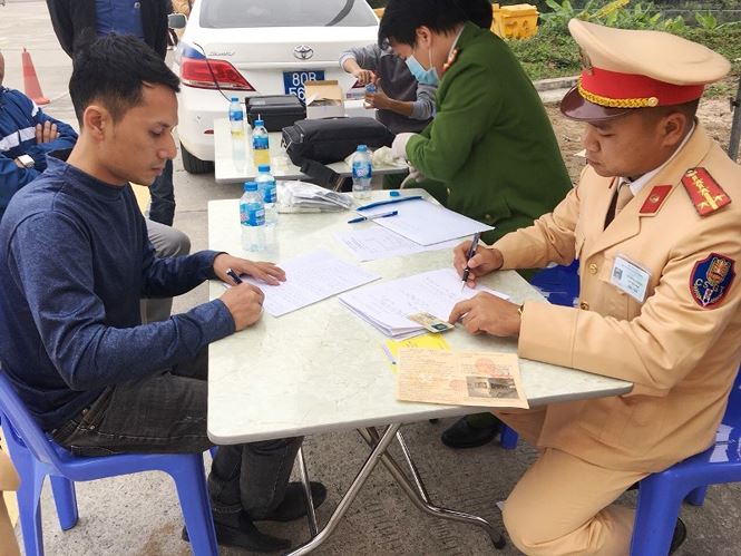 Sau xe tải, đến lượt phát hiện tài xế xe khách &#39;dính&#39; ma túy - 2