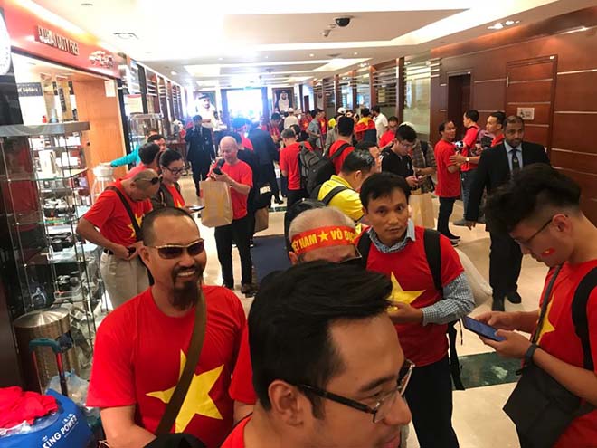 Triệu fan cổ vũ Việt Nam đấu Nhật Bản: CĐV khóc nấc, tiếc nuối vì thất bại - 9