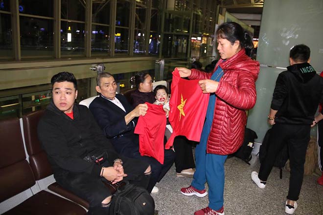 Fan Việt Nam đổ bộ UAE, cổ vũ đội tuyển so tài Nhật Bản: Quốc ca hùng tráng lấy tinh thần - 1
