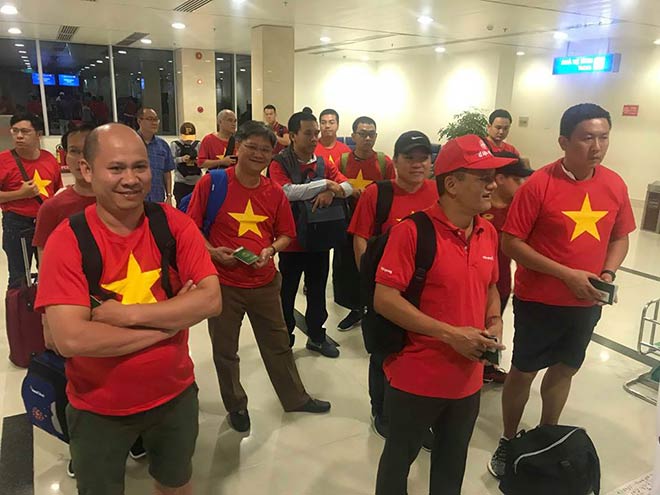 Fan Việt Nam đổ bộ UAE, cổ vũ đội tuyển so tài Nhật Bản: Quốc ca hùng tráng lấy tinh thần - 6