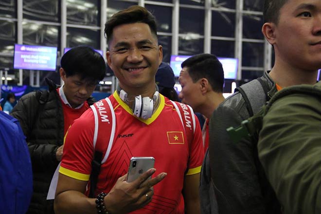 Fan Việt Nam đổ bộ UAE, cổ vũ đội tuyển so tài Nhật Bản: Quốc ca hùng tráng lấy tinh thần - 4