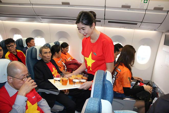 Fan Việt Nam đổ bộ UAE, cổ vũ đội tuyển so tài Nhật Bản: Quốc ca hùng tráng lấy tinh thần - 8