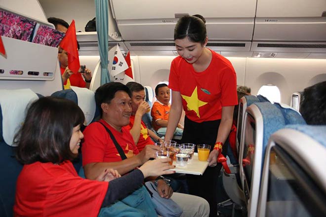 Fan Việt Nam đổ bộ UAE, cổ vũ đội tuyển so tài Nhật Bản: Quốc ca hùng tráng lấy tinh thần - 6