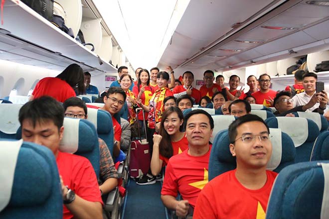 Fan Việt Nam đổ bộ UAE, cổ vũ đội tuyển so tài Nhật Bản: Quốc ca hùng tráng lấy tinh thần - 11