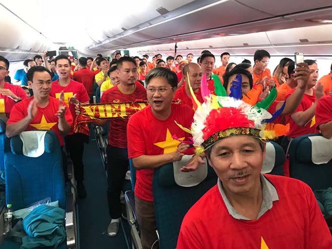 Fan Việt Nam đổ bộ UAE, cổ vũ đội tuyển so tài Nhật Bản: Quốc ca hùng tráng lấy tinh thần - 2