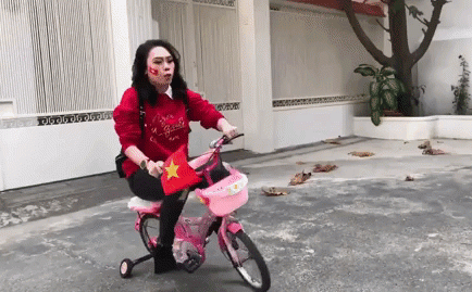 Choáng với dàn "siêu xe" của sao Việt từng xuống đường đi bão mừng Việt Nam - 10