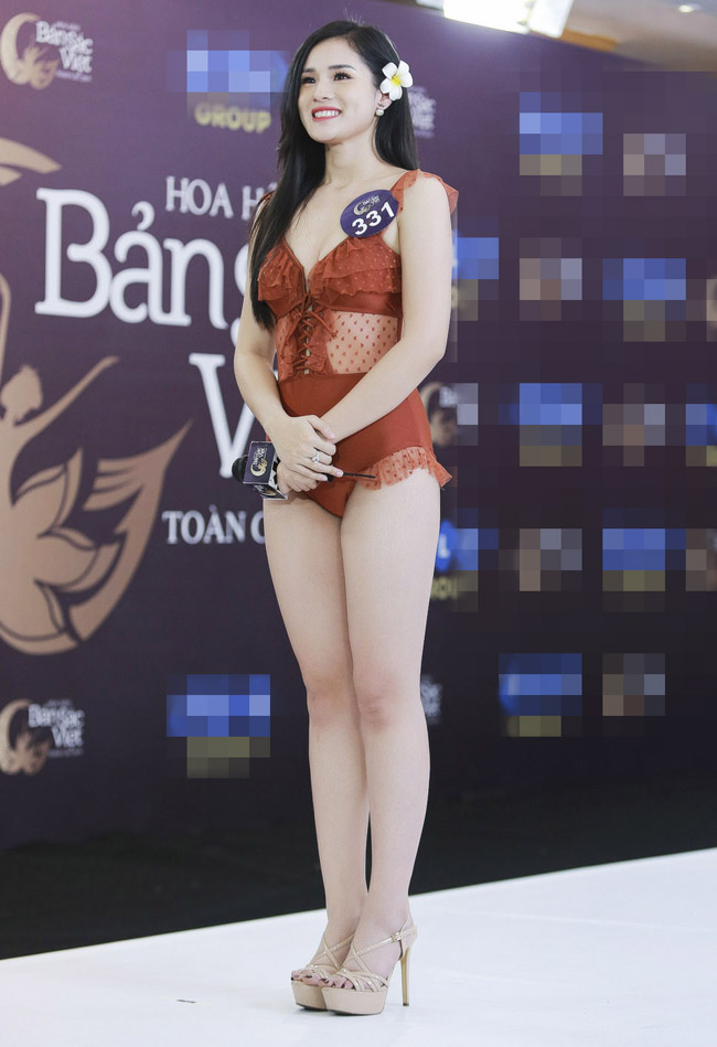 Trước đó, Huyền Trang từng tham dự nhiều cuộc thi sắc đẹp khác và đạt thành tích như sau: Top 5 Hoa hậu Đại dương 2017, sơ loại Hoa hậu Hoàn vũ Việt Nam 2017, Á hoàng 2 Nữ hoàng trang sức Việt Nam 2015, Người đẹp thời trang của cuộc thi Duyên dáng Việt Nam...
