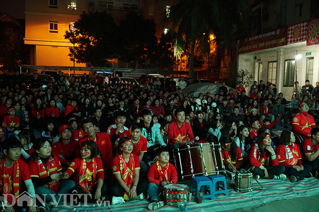 Tại Hà Nội, hơn 500 cổ động viên hội bóng đá Miền Bắc đã tập trung tại số 36 phố Hoàng Ngân (quận Cầu Giấy) để tập trung đón xem trận bán kết giữa đội tuyển Việt Nam và Nhật Bản (tối 24.1). Tại đây một màn hình lớn rộng 24m2 được lắp đặt để phục vụ người xem.