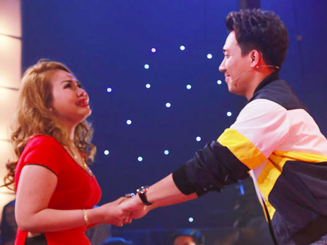 Giải trí - Cô gái khóc nức nở tranh thủ tỏ tình với Trấn Thành ở "Thách thức danh hài"