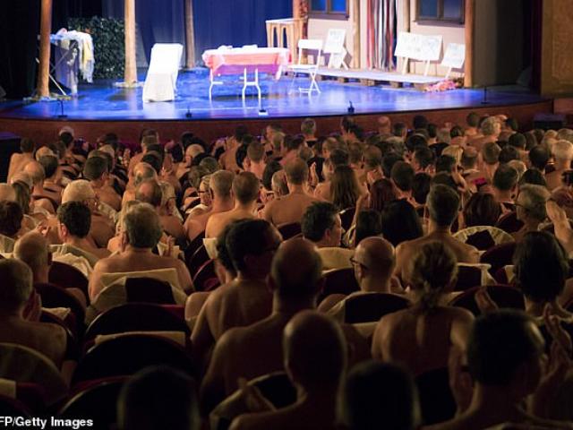 Nhà hát ở Paris yêu cầu khán giả đến xem phải khỏa thân