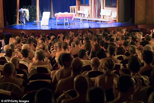 Nhà hát ở Paris yêu cầu khán giả đến xem phải khỏa thân - 1