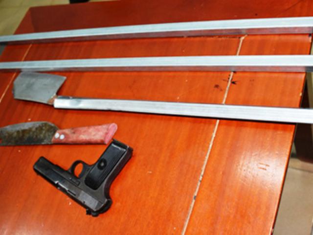 Pháp luật - Thấy cảnh sát, 2 thanh niên vội ném súng K54, dao bỏ chạy