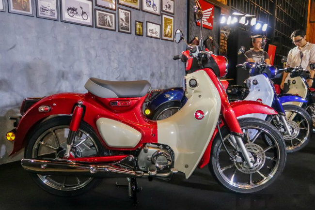 Trong khi đó, Honda Super Cub 125 mới được ra mắt tại thị trường Malaysia, cùng khu vực Đông Nam Á với Việt Nam, lại chỉ có giá niêm yết 13999 RM &#40;78,3 triệu VNĐ&#41; rẻ hơn nhiều so với giá bán ở Việt Nam.